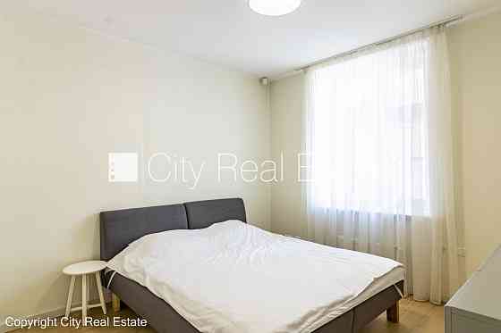 Реновированный дом, благоустроенный озеленённый двор, вход с улицы, лифт, Rīga