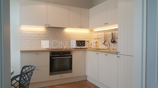 Renovēta māja, labiekārtots apzaļumots pagalms, ieeja no ielas, ir lifts, kāpņu telpa pēc Rīga - foto 3