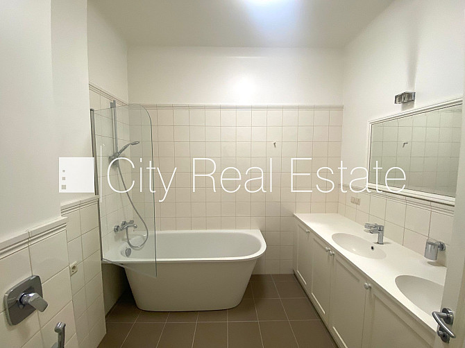 Renovēta māja, labiekārtots apzaļumots pagalms, ieeja no ielas, ir lifts, kāpņu telpa pēc Rīga - foto 6