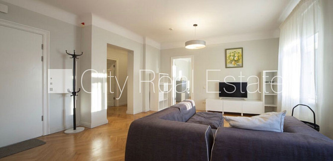 Renovēta māja, labiekārtots apzaļumots pagalms, ieeja no ielas, ir lifts, kāpņu telpa pēc Rīga - foto 11