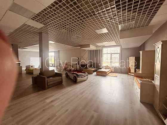 Благоустроенная озеленённая территория, холл 342 м2, центральное отопление, Рига