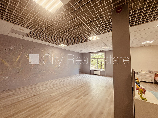 Благоустроенная озеленённая территория, холл 342 м2, центральное отопление, Рига - изображение 3