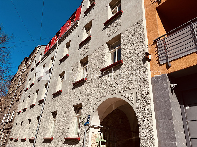 Территория обнесена забором, озеленённая территория со свежепосаженными Рига - изображение 1