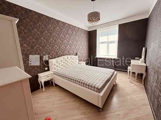 Земля в собственности, фасадный дом, закрытый двор, территория обнесена забором, Рига