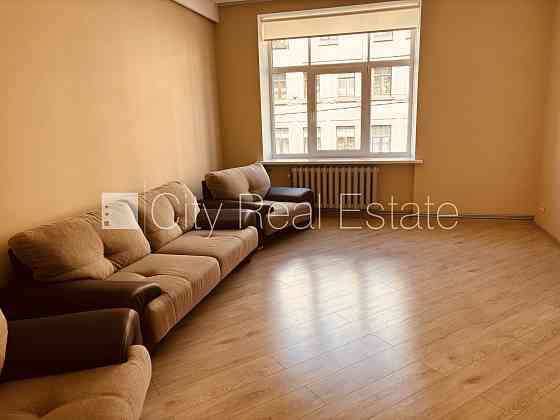 Земля в собственности, фасадный дом, закрытый двор, территория обнесена забором, Рига