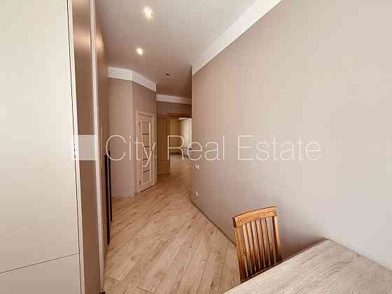 Земля в собственности, фасадный дом, закрытый двор, территория обнесена забором, Рига