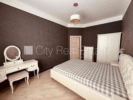 Земля в собственности, фасадный дом, закрытый двор, территория обнесена забором, Рига