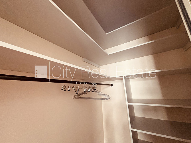 Земля в собственности, фасадный дом, закрытый двор, территория обнесена забором, Рига - изображение 7