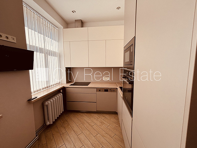 Земля в собственности, фасадный дом, закрытый двор, территория обнесена забором, Рига - изображение 8