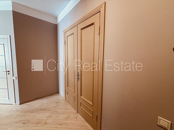 Земля в собственности, фасадный дом, закрытый двор, территория обнесена забором, Рига - изображение 16