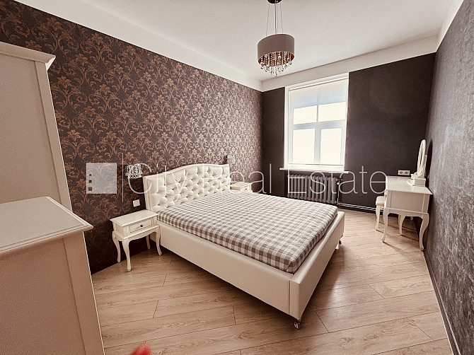 Земля в собственности, фасадный дом, закрытый двор, территория обнесена забором, Рига - изображение 2