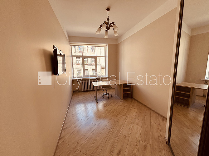 Земля в собственности, фасадный дом, закрытый двор, территория обнесена забором, Рига - изображение 13