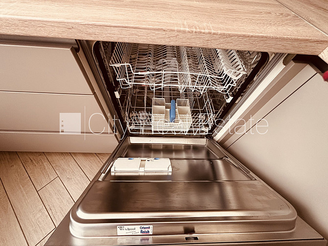 Земля в собственности, фасадный дом, закрытый двор, территория обнесена забором, Рига - изображение 10