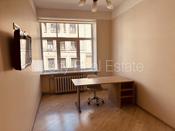 Земля в собственности, фасадный дом, закрытый двор, территория обнесена забором, Рига - изображение 4