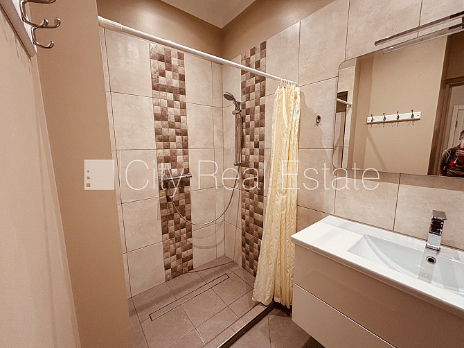 Земля в собственности, фасадный дом, закрытый двор, территория обнесена забором, Рига - изображение 17