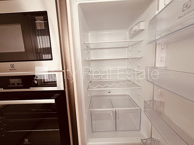 Земля в собственности, фасадный дом, закрытый двор, территория обнесена забором, Рига - изображение 9