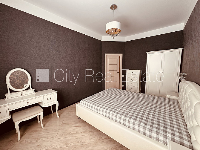 Земля в собственности, фасадный дом, закрытый двор, территория обнесена забором, Рига - изображение 1