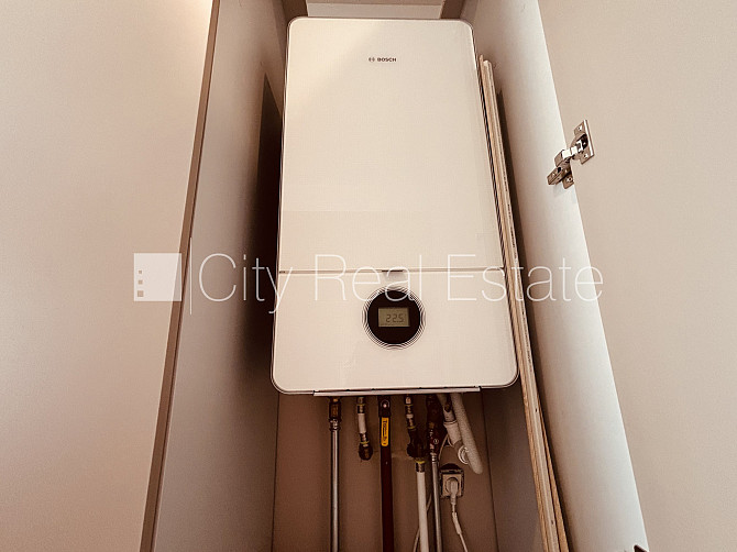 Земля в собственности, фасадный дом, закрытый двор, территория обнесена забором, Рига - изображение 14