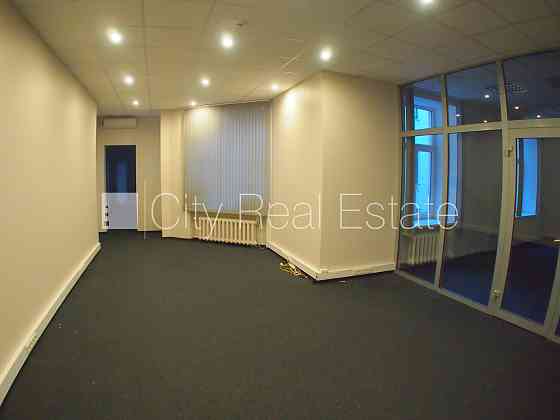 Фасадный дом, закрытый двор, объект охраняет физическая охрана, вход с улицы, Рига