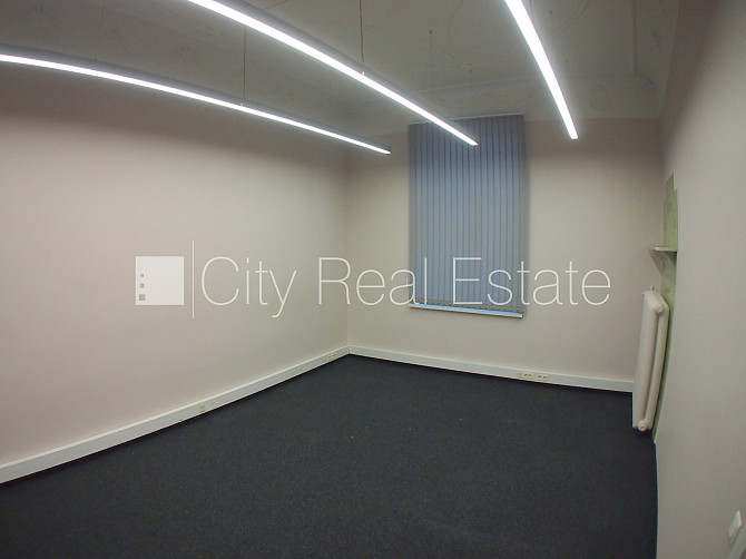 Фасадный дом, закрытый двор, объект охраняет физическая охрана, вход с улицы, Рига - изображение 10