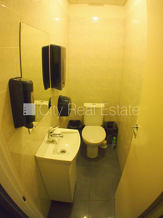 Фасадный дом, закрытый двор, объект охраняет физическая охрана, вход с улицы, Рига - изображение 13