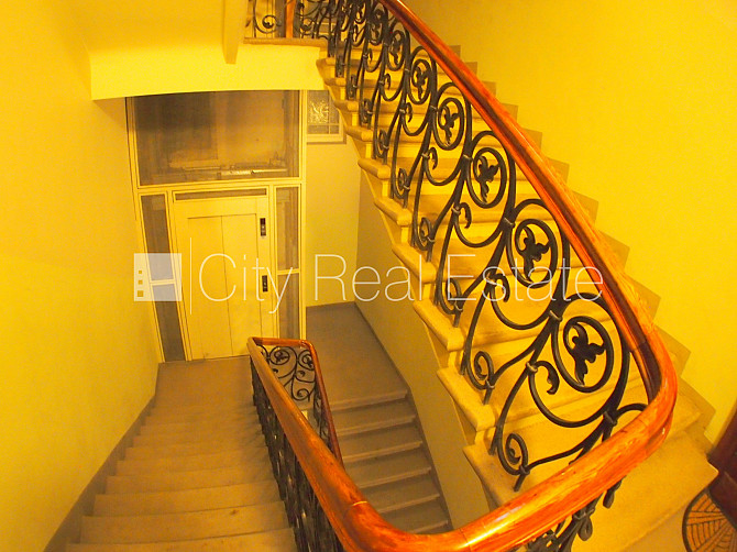 Фасадный дом, закрытый двор, объект охраняет физическая охрана, вход с улицы, Рига - изображение 16