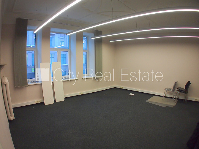 Фасадный дом, закрытый двор, объект охраняет физическая охрана, вход с улицы, Рига - изображение 15