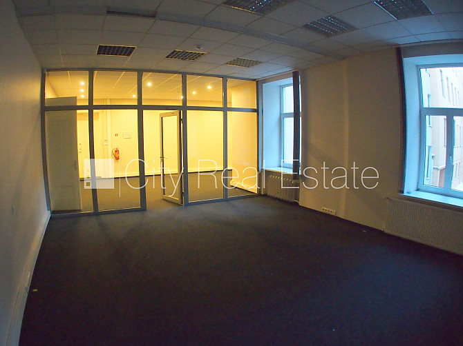 Фасадный дом, закрытый двор, объект охраняет физическая охрана, вход с улицы, Рига - изображение 3