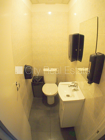 Фасадный дом, закрытый двор, объект охраняет физическая охрана, вход с улицы, Рига - изображение 12