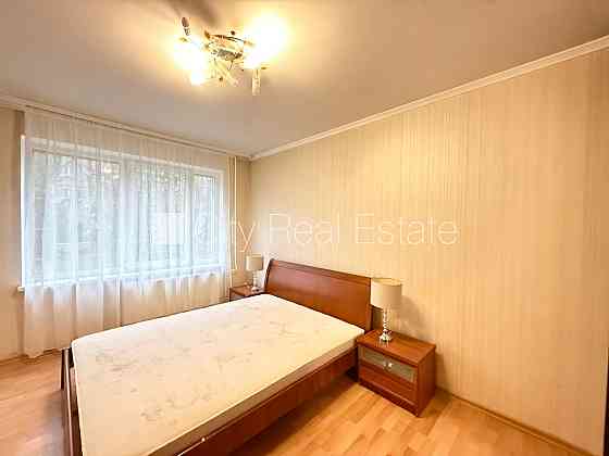 Дом во дворе, благоустроенная озеленённая территория, места для нескольких Rīga