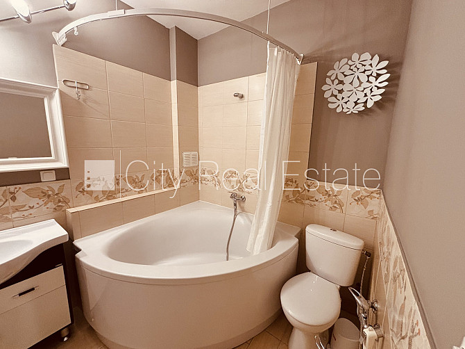 Fasādes māja, renovēta māja, iespēja nomāt autostāvvietu, ieeja no ielas, kāpņu telpa pēc Rīga - foto 12