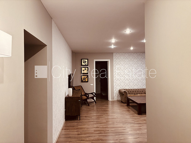 Fasādes māja, renovēta māja, iespēja nomāt autostāvvietu, ieeja no ielas, kāpņu telpa pēc Rīga - foto 3