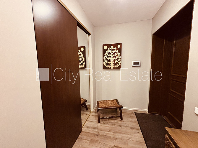 Fasādes māja, renovēta māja, iespēja nomāt autostāvvietu, ieeja no ielas, kāpņu telpa pēc Rīga - foto 4