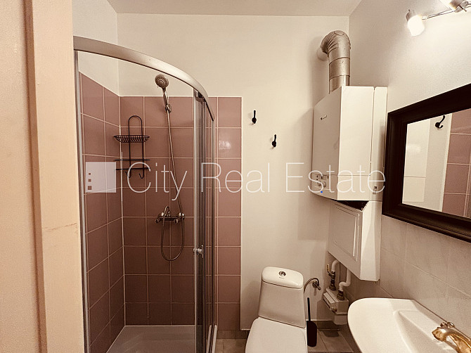 Fasādes māja, renovēta māja, iespēja nomāt autostāvvietu, ieeja no ielas, kāpņu telpa pēc Rīga - foto 19