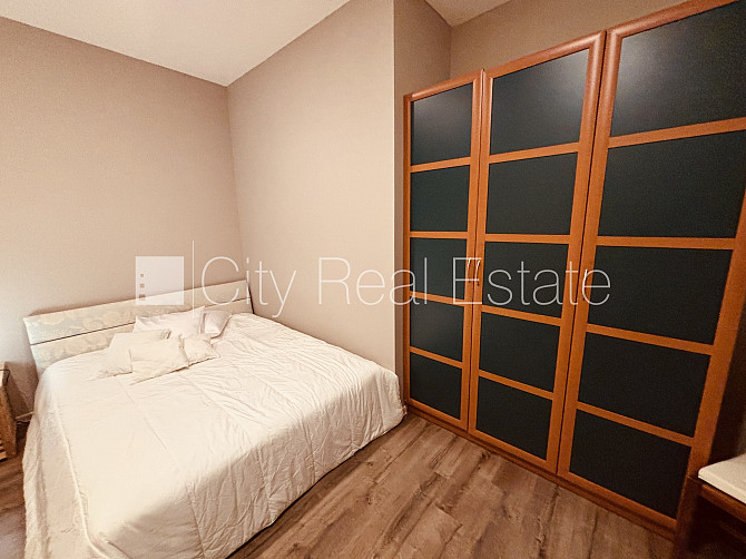 Fasādes māja, renovēta māja, iespēja nomāt autostāvvietu, ieeja no ielas, kāpņu telpa pēc Rīga - foto 9