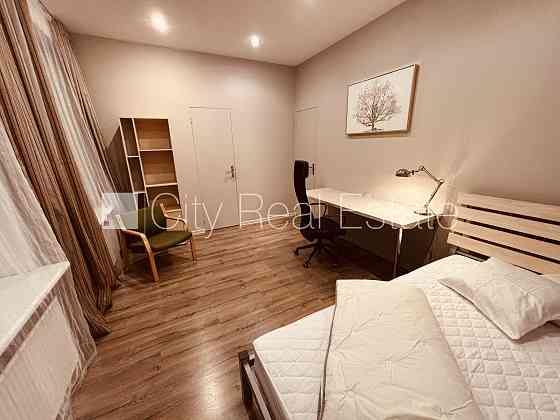 Фасадный дом, реновированный дом, въездные ворота оснащены автоматической Rīga