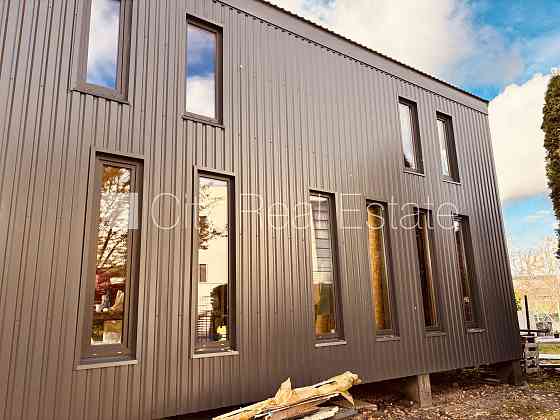 Частный дом, благоустроенный озеленённый двор, территория обнесена железным Рига