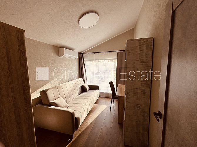 Частный дом, благоустроенный озеленённый двор, территория обнесена железным Рига - изображение 11