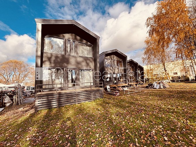 Частный дом, благоустроенный озеленённый двор, территория обнесена железным Рига - изображение 3