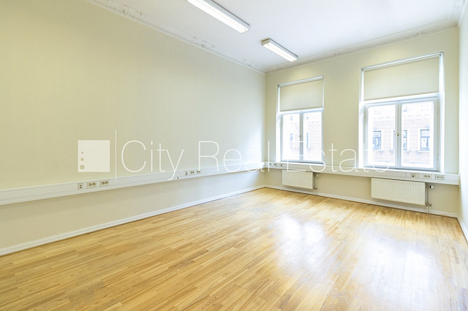 Фасадный дом, вход с улицы, лифт, лестничная клетка после косметического ремонта, Рига - изображение 3