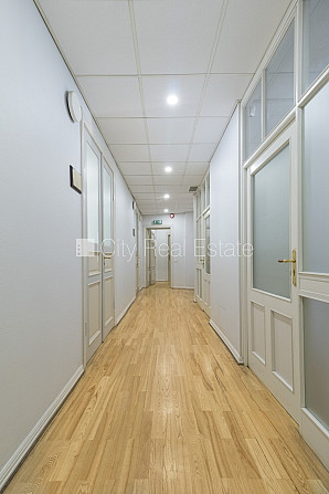 Фасадный дом, вход с улицы, лифт, лестничная клетка после косметического ремонта, Рига - изображение 7