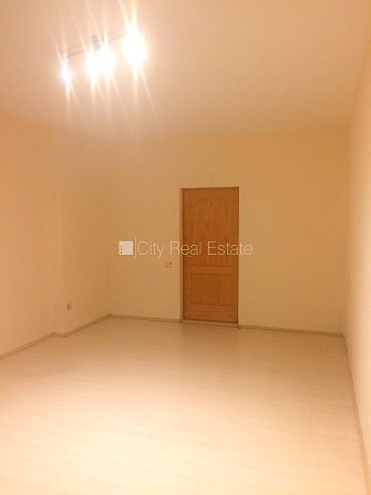 Фасадный дом, реновированный дом, охраняемая территория, вход с улицы, лестничная Рига - изображение 2