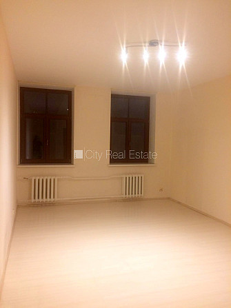 Фасадный дом, реновированный дом, охраняемая территория, вход с улицы, лестничная Рига - изображение 1