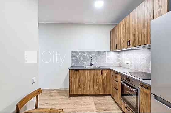 Фасадный дом, закрытый двор, окна выходят во двор, количество спален 2 шт., студио, Рига