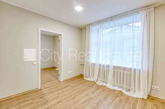 Фасадный дом, закрытый двор, окна выходят во двор, количество спален 2 шт., студио, Рига