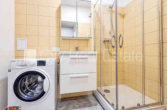 Фасадный дом, закрытый двор, окна выходят во двор, количество спален 2 шт., студио, Рига