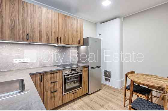 Фасадный дом, закрытый двор, окна выходят во двор, количество спален 2 шт., студио, Рига