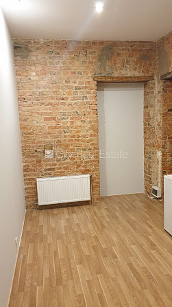 Фасадный дом, реновированный дом, вход со двора, лифт, окна выходят на улицу, Рига - изображение 15