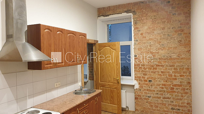 Фасадный дом, реновированный дом, вход со двора, лифт, окна выходят на улицу, Рига - изображение 11