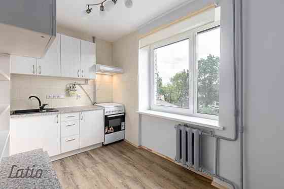 Tiek izīrēts dzīvoklis : divas izolētas istabas, balkons, 2 vannas istabas. 
Gaišs, ziemā silts. Māj Рига